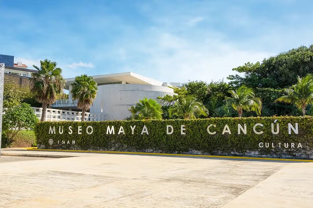 Qué hacer en familia en Cancún: 5 planes por menos de 500 pesos, desde opciones gratis hasta parques temáticos.